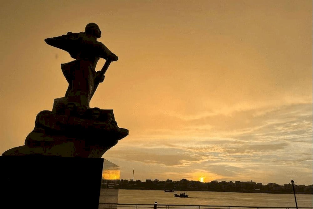 Tượng đài Mẹ Suốt